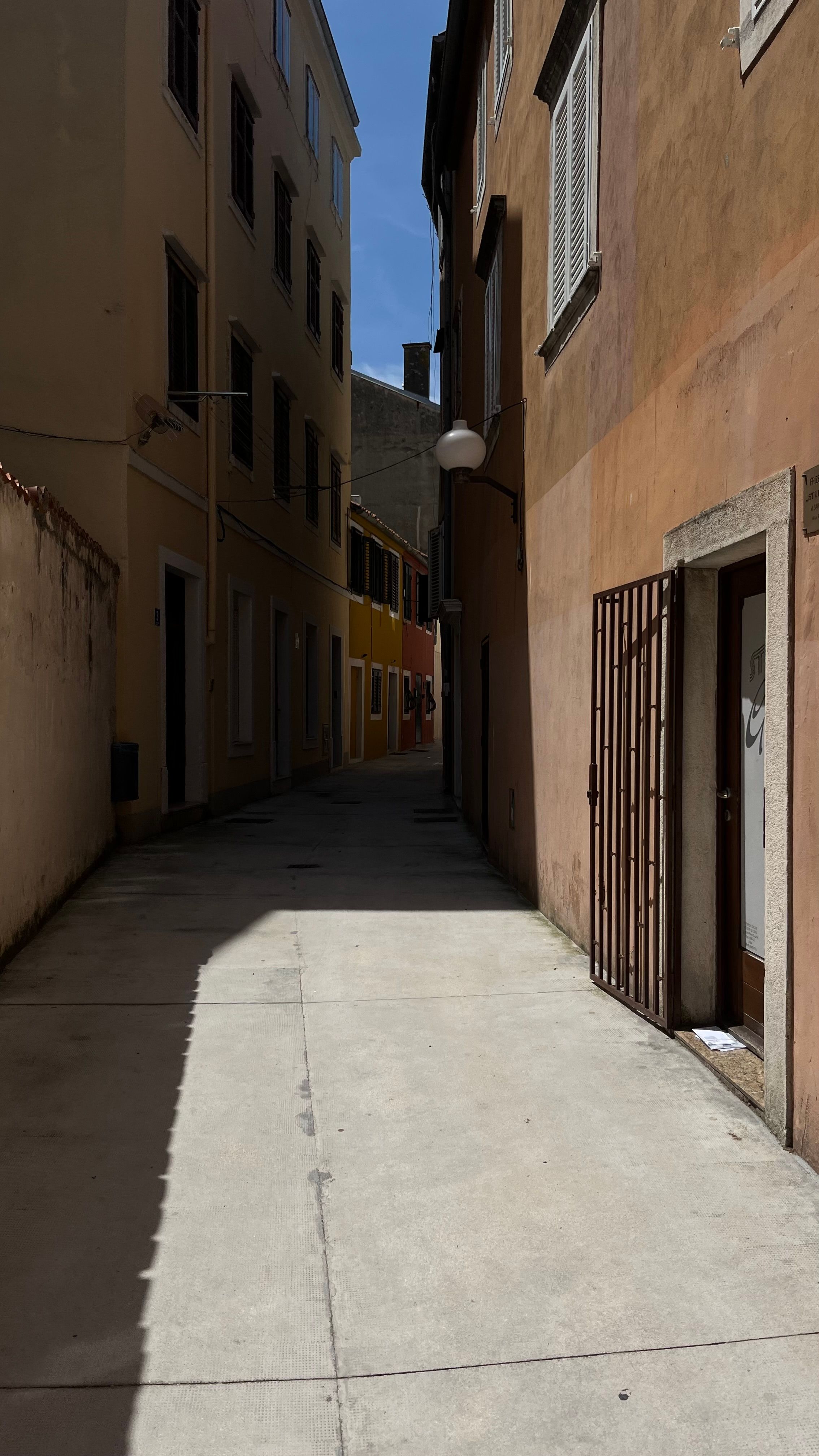 Ruelle étroite Avec Des Murs Ensoleillés En Milieu Urbain · Photo gratuite