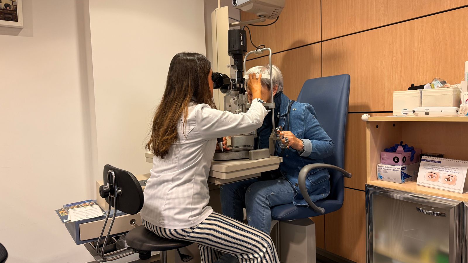 Mejores ópticas de Madrid: óptico-optometrista realizando una revisión visual