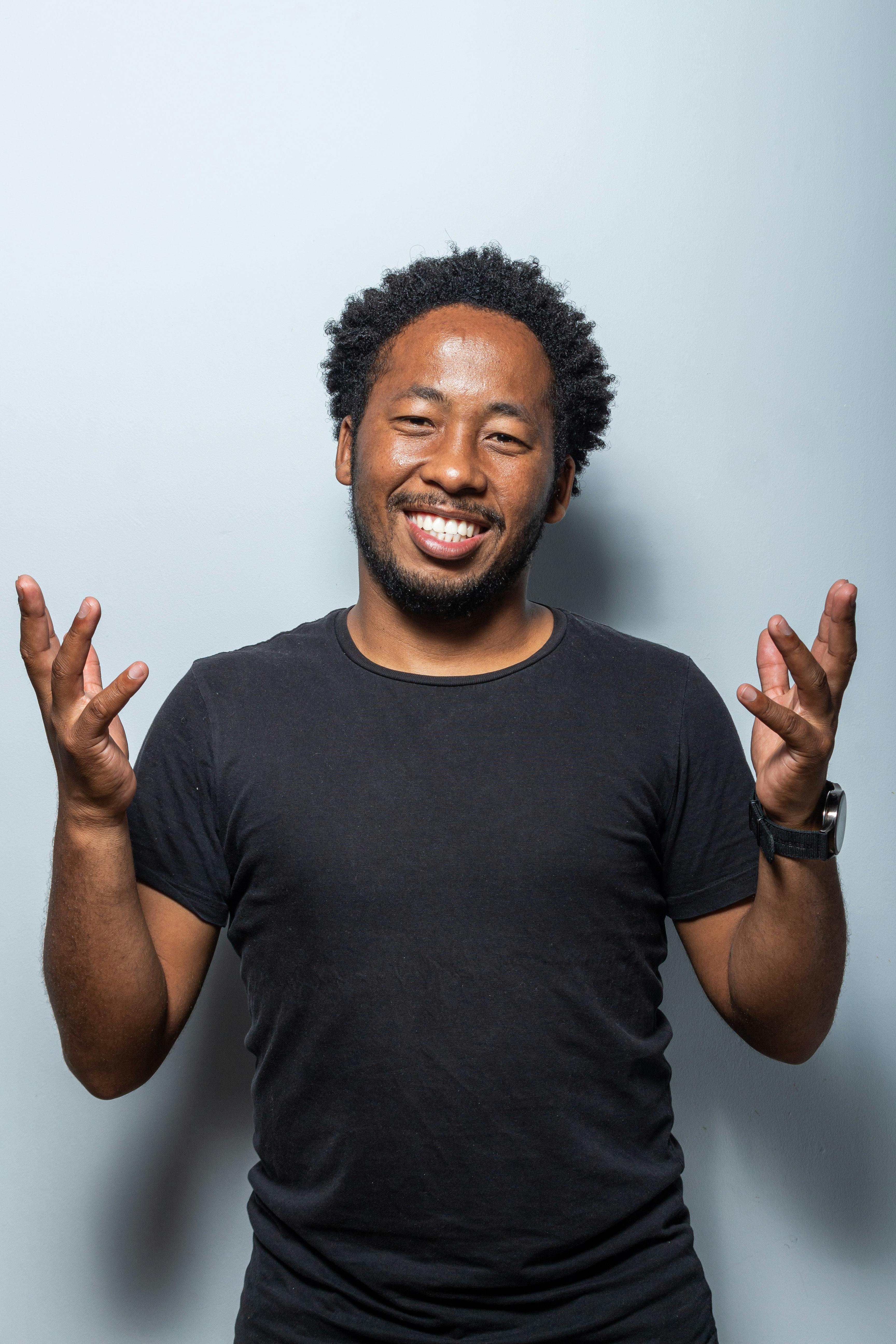 photo of man wearing black shirt