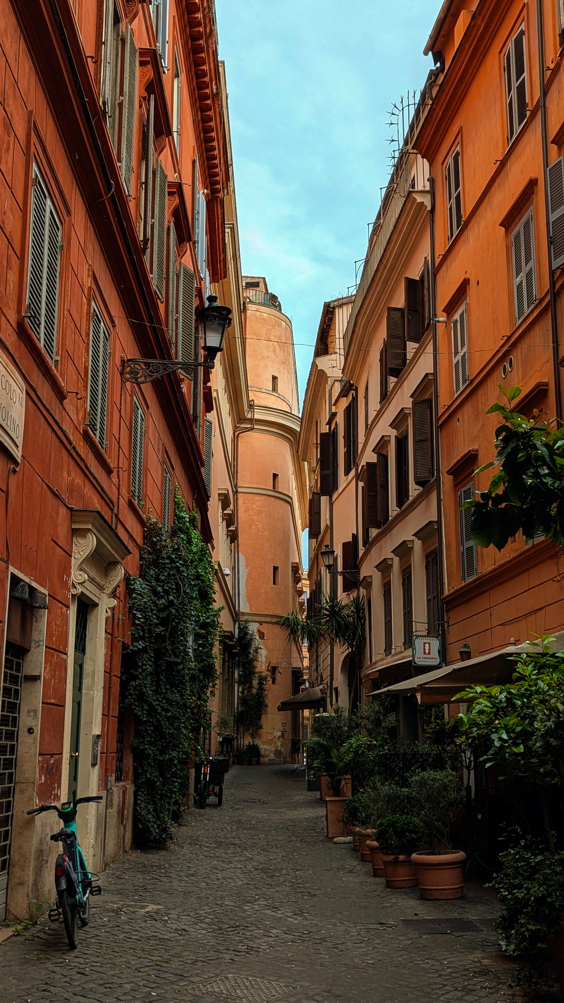 Charming Narrow Alley in Rome's Historic Center · Free Stock Photo