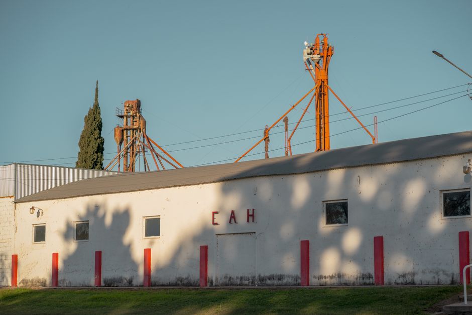 View of an industrial building with machinery in Las Isletillas, Córdoba, Argentina.