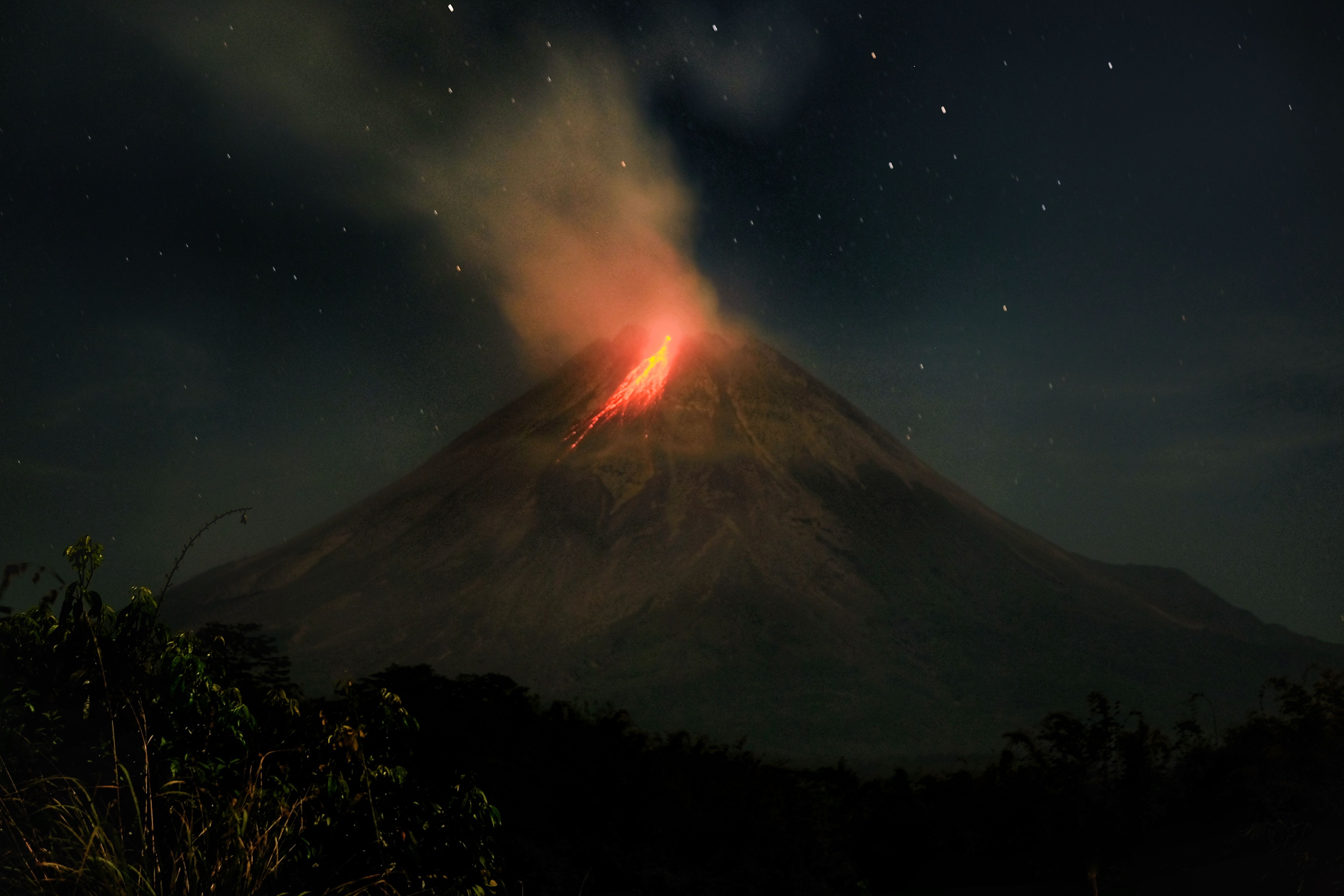 Stunning Nighttime Eruption of Mount Merapi · Free Stock Photo