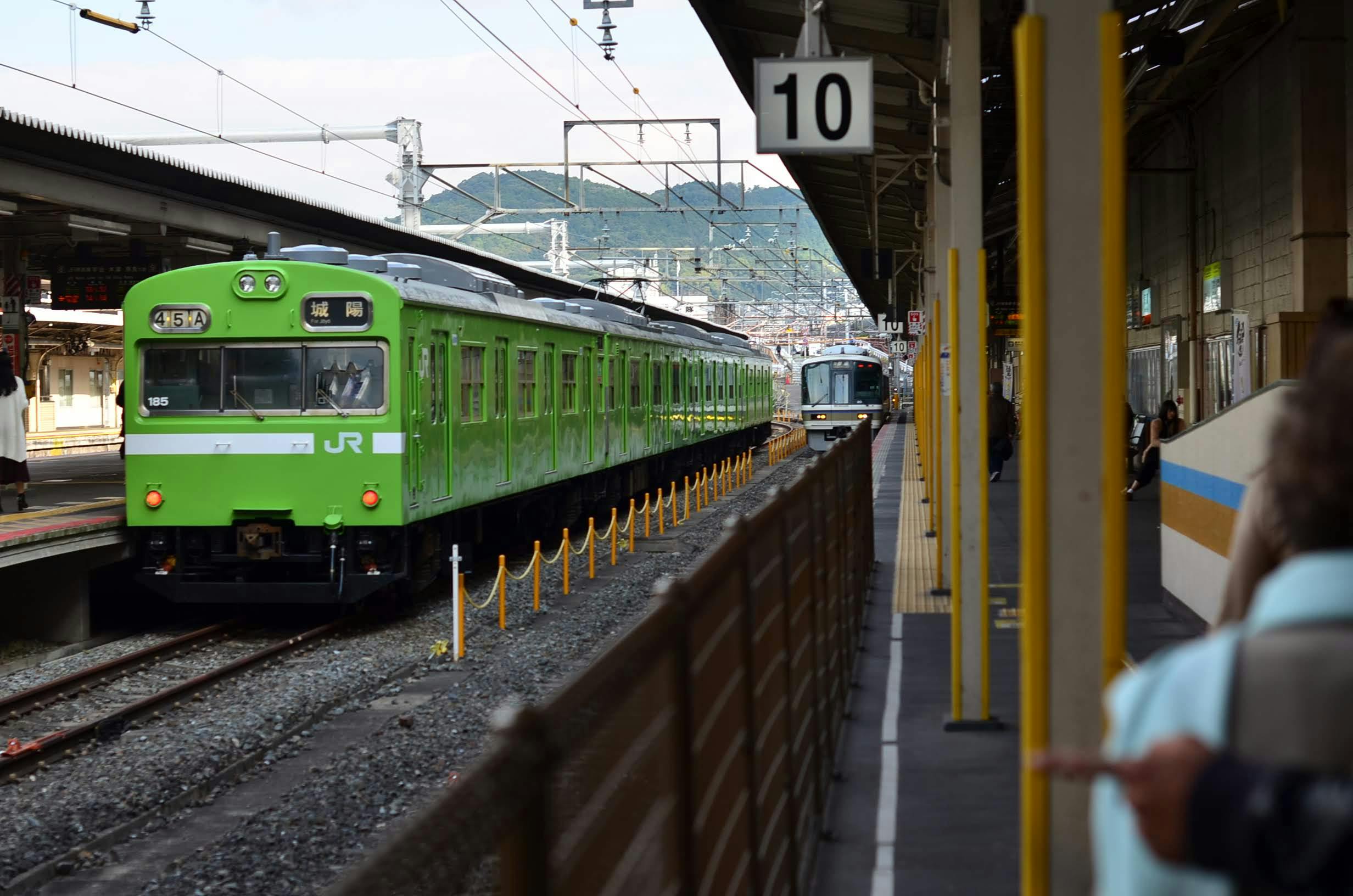 日经平均指数下跌超过300点，反映市场情绪波动