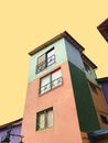 瓜塔佩的多层建筑色彩缤纷，展现了充满活力的建筑风格
