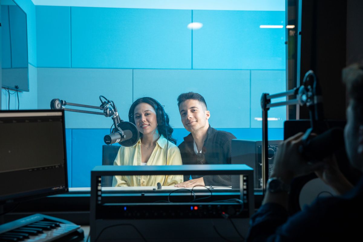 Estudio de radio con micrófonos y transmisión en vivo