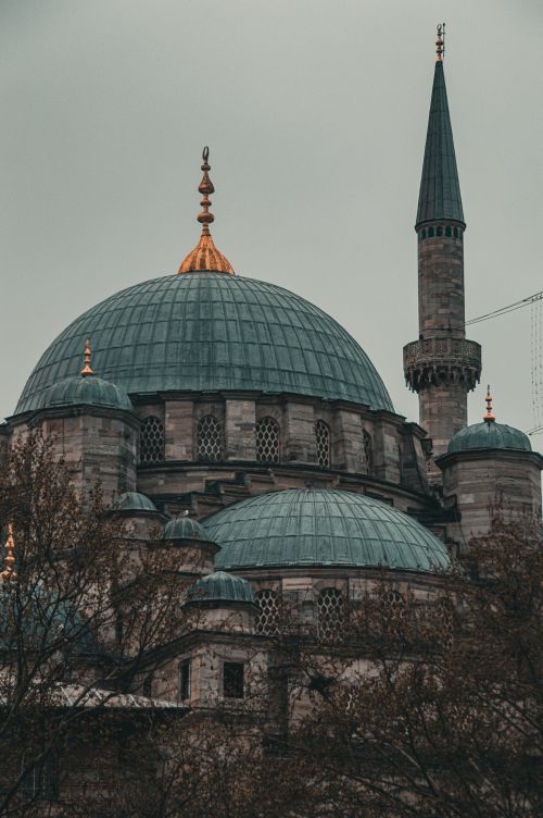 Free A stunning view of an Ottoman-style mosque with domes and a minaret in Istanbul, Turkey. Stock Photo