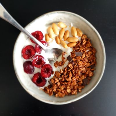 Yogurt bowl with cherries, granola and almonds, photo by Maguelonne PEIGNOT-CINTAS on Pexels