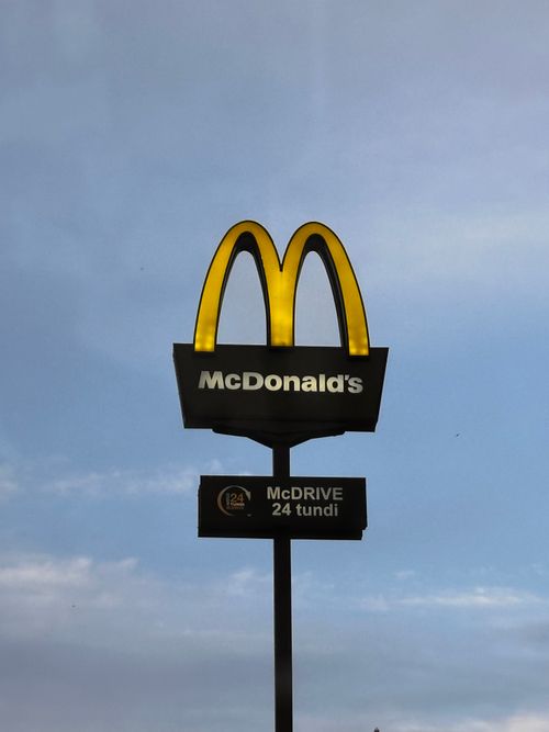 マクドナルドとマックドライブのロゴ · 無料の写真素材