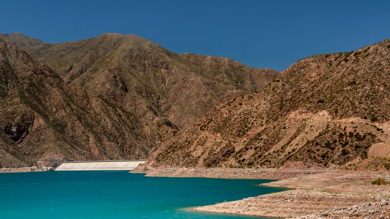 Dique Potrerillos, en Mendoza, con la cordillera de fondo