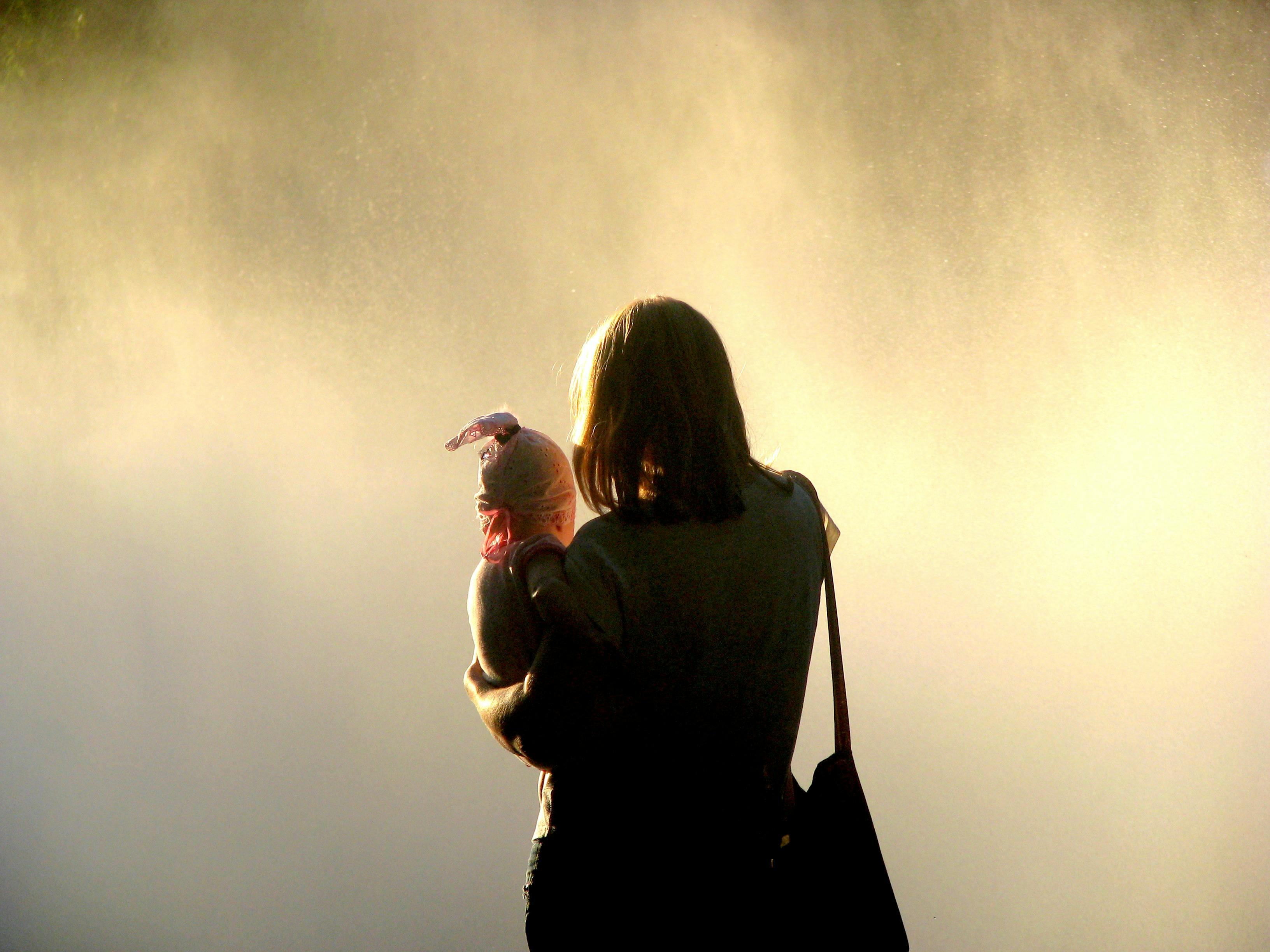 siluetă mamă și copil la apus simbolizând conexiunea profundă