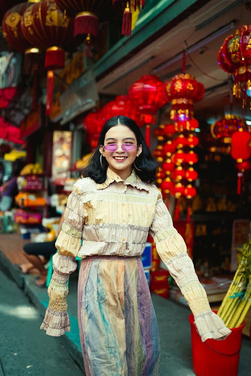 戴着紫色太阳镜的女人的照片