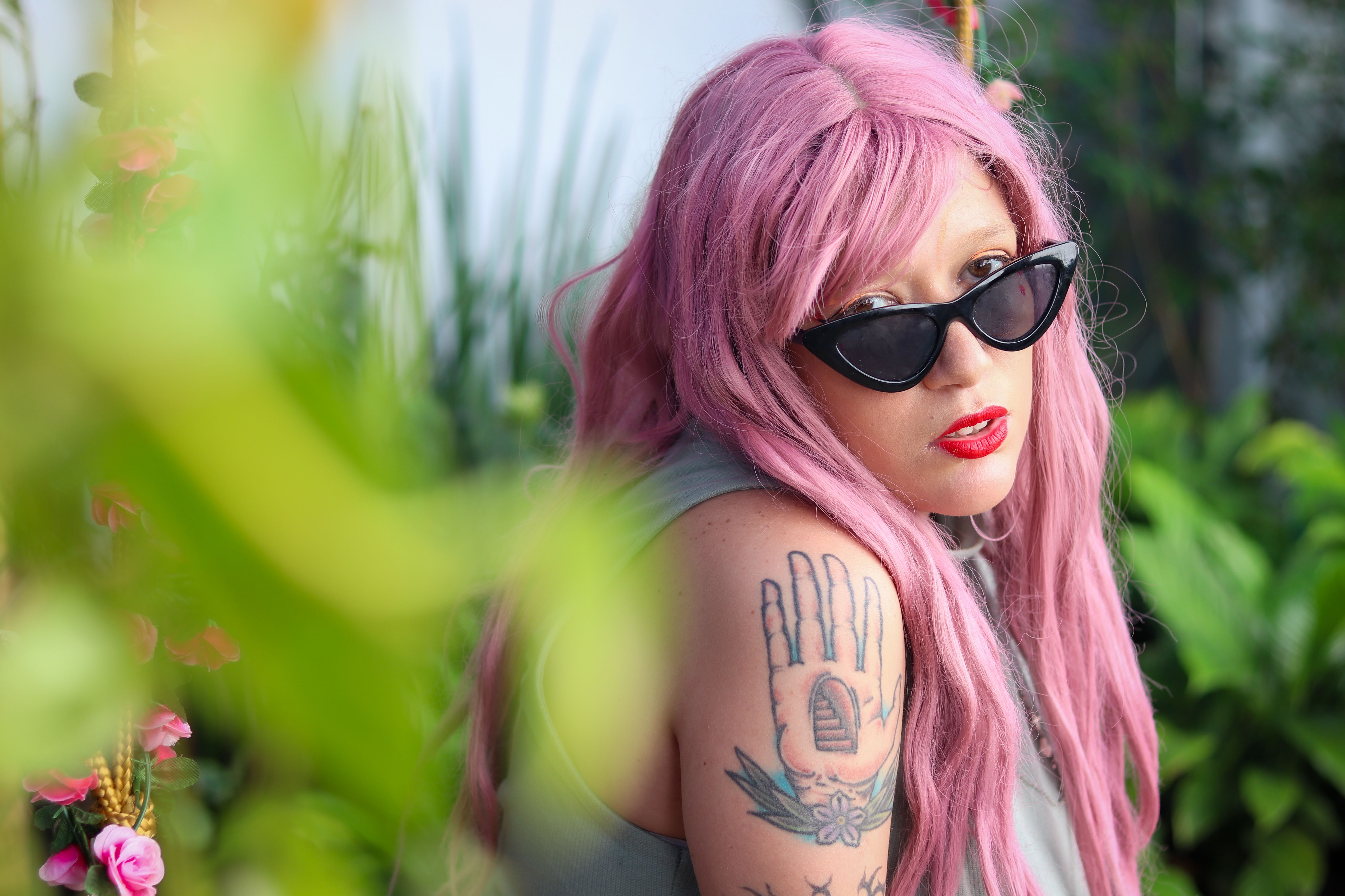 kelly osbourne showcases her