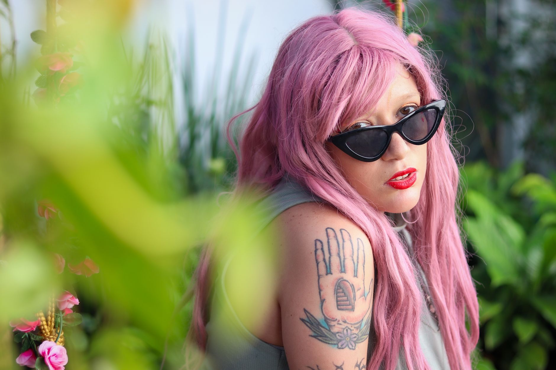 kelly osbourne showcases her