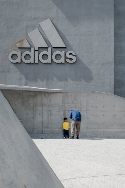 Man Nemen Foto Van Een Kind Leunend Op De Muur