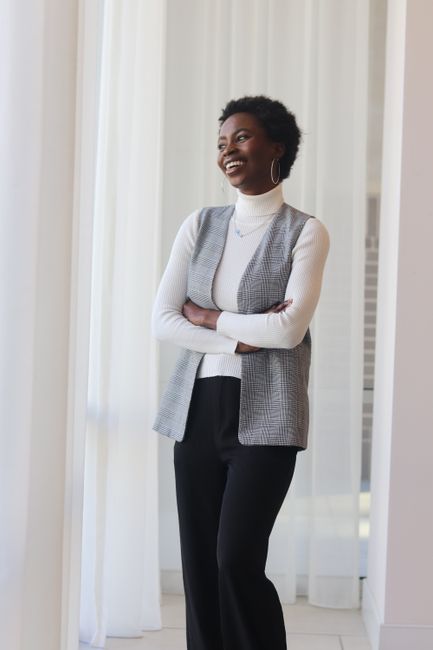 Checked vest over the turtleneck, and today everything just feels in the right place 🤍
#dailystyle #gray #vest #pants