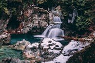 在一个宁静的森林里，瀑布平静地流过雪白的岩石