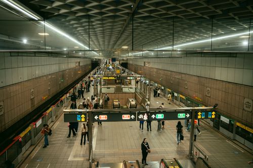 Free A busy Taipei Metro station with commuters navigating escalators and platforms during rush hour. Stock Photo