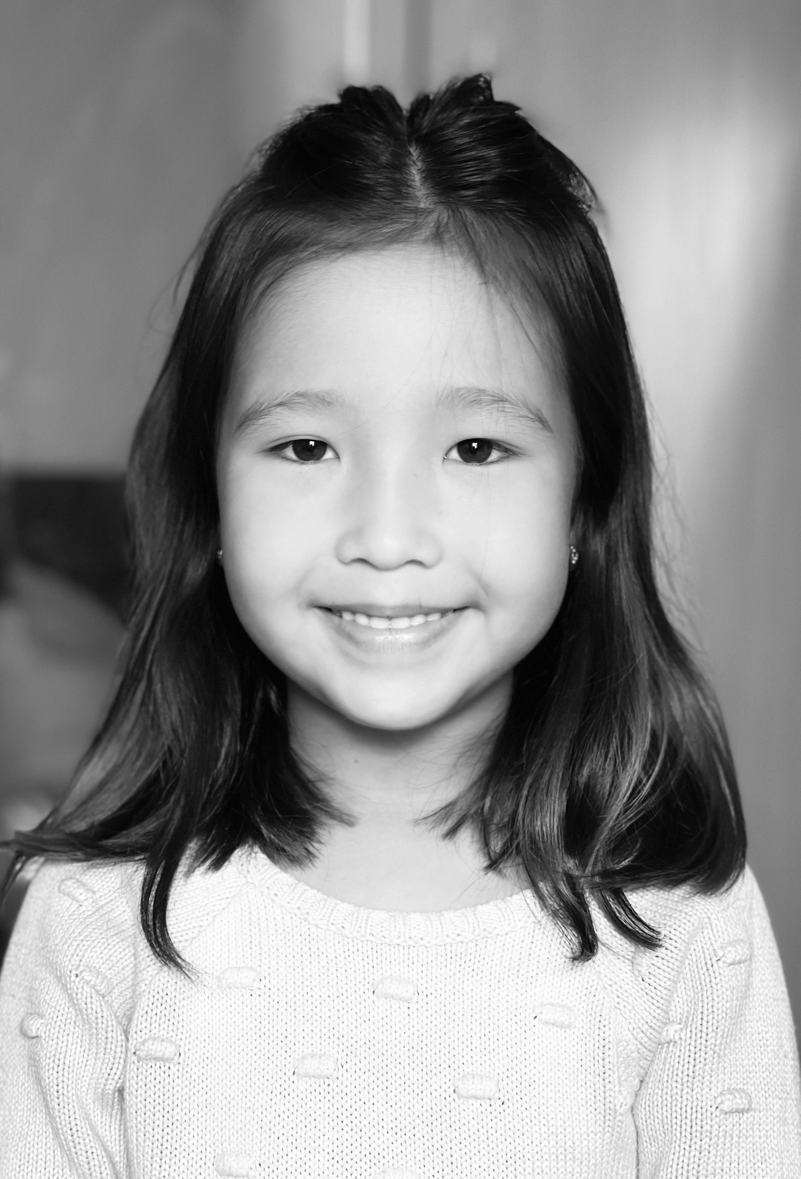Retrato En Blanco Y Negro De Una Niña Sonriente En Un Interior · Foto ...