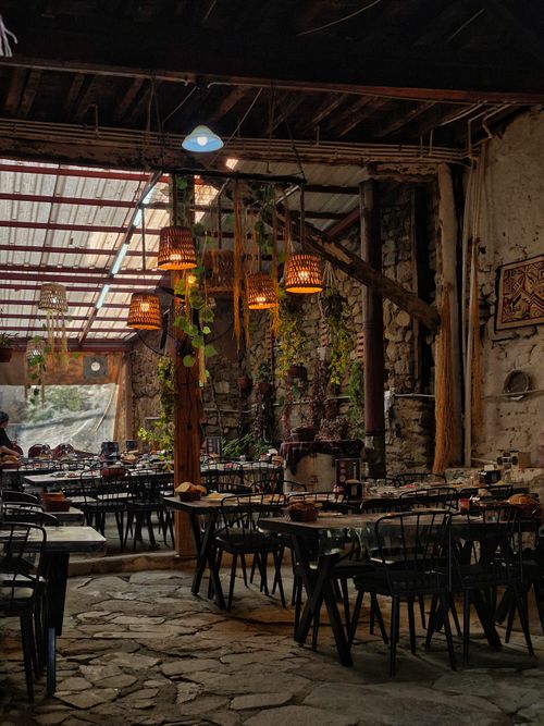 Free Charming rustic cafe interior with wooden decor and warm lighting, perfect for relaxation. Stock Photo
