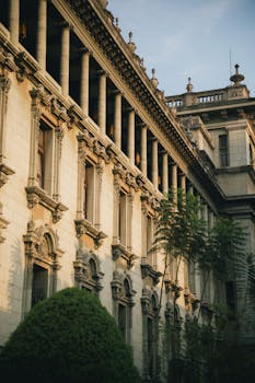 Captivating shot of classical architecture in Ciudad de Guatemala during golden hour.