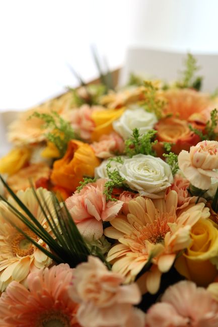 Colorful bouquet of roses and daisies beautifully arranged, perfect for celebrations.