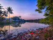 黄昏时分，被垃圾污染的湖滨景观映衬着周围的自然风光