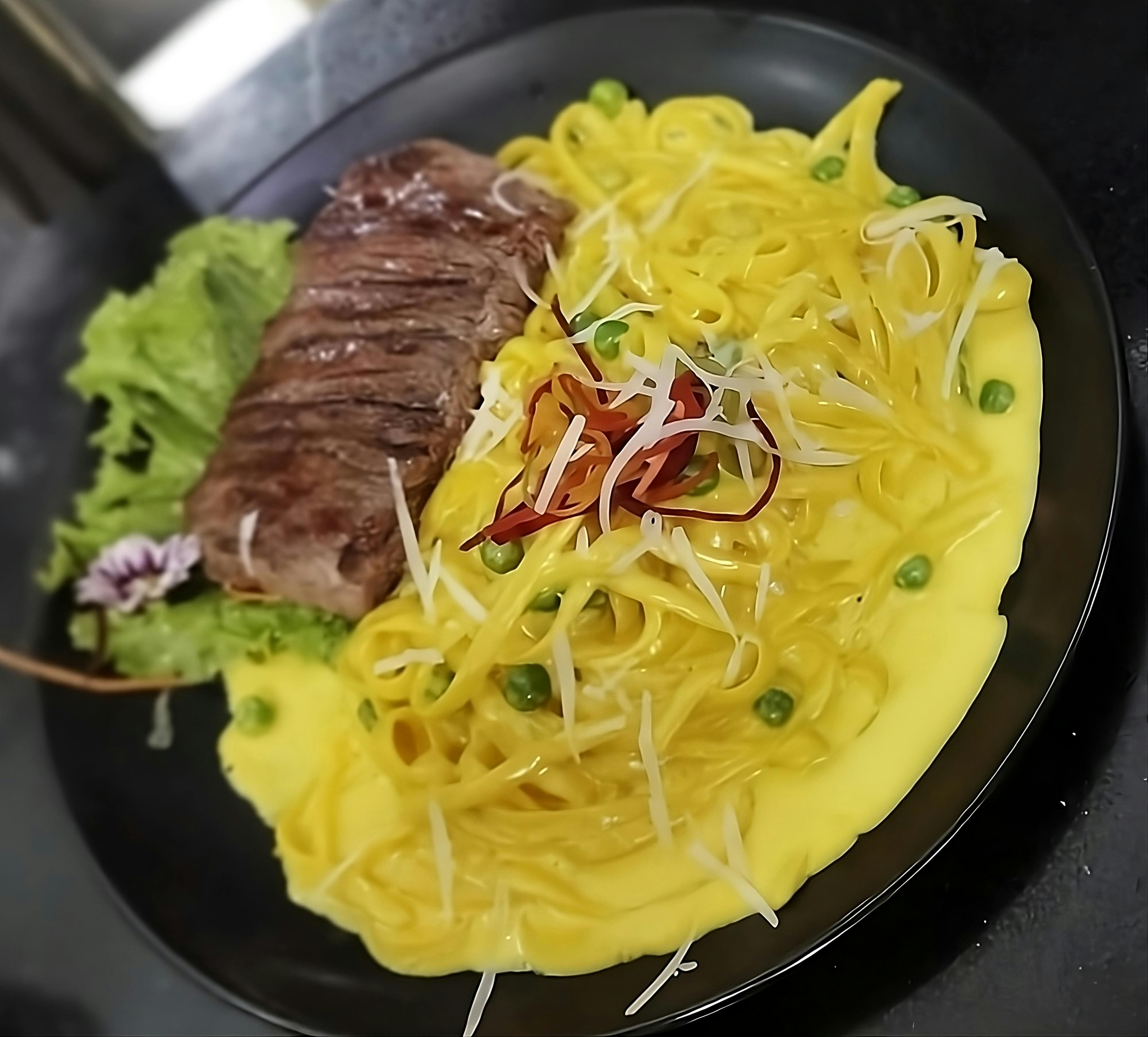 Fettuccini a la Huancaina con Filete