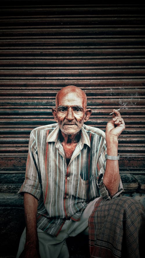 一位老人抽雪茄的照片