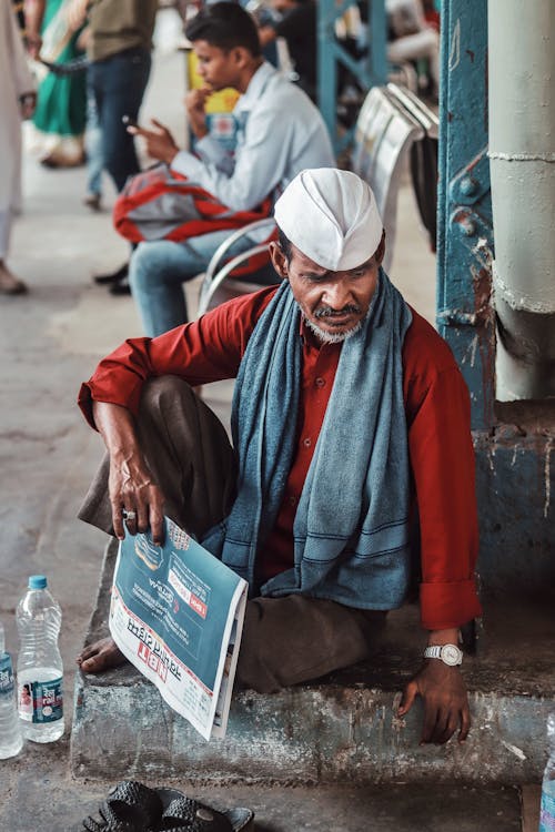 무료 포장 도로에 앉아 남자의 사진 스톡 사진
