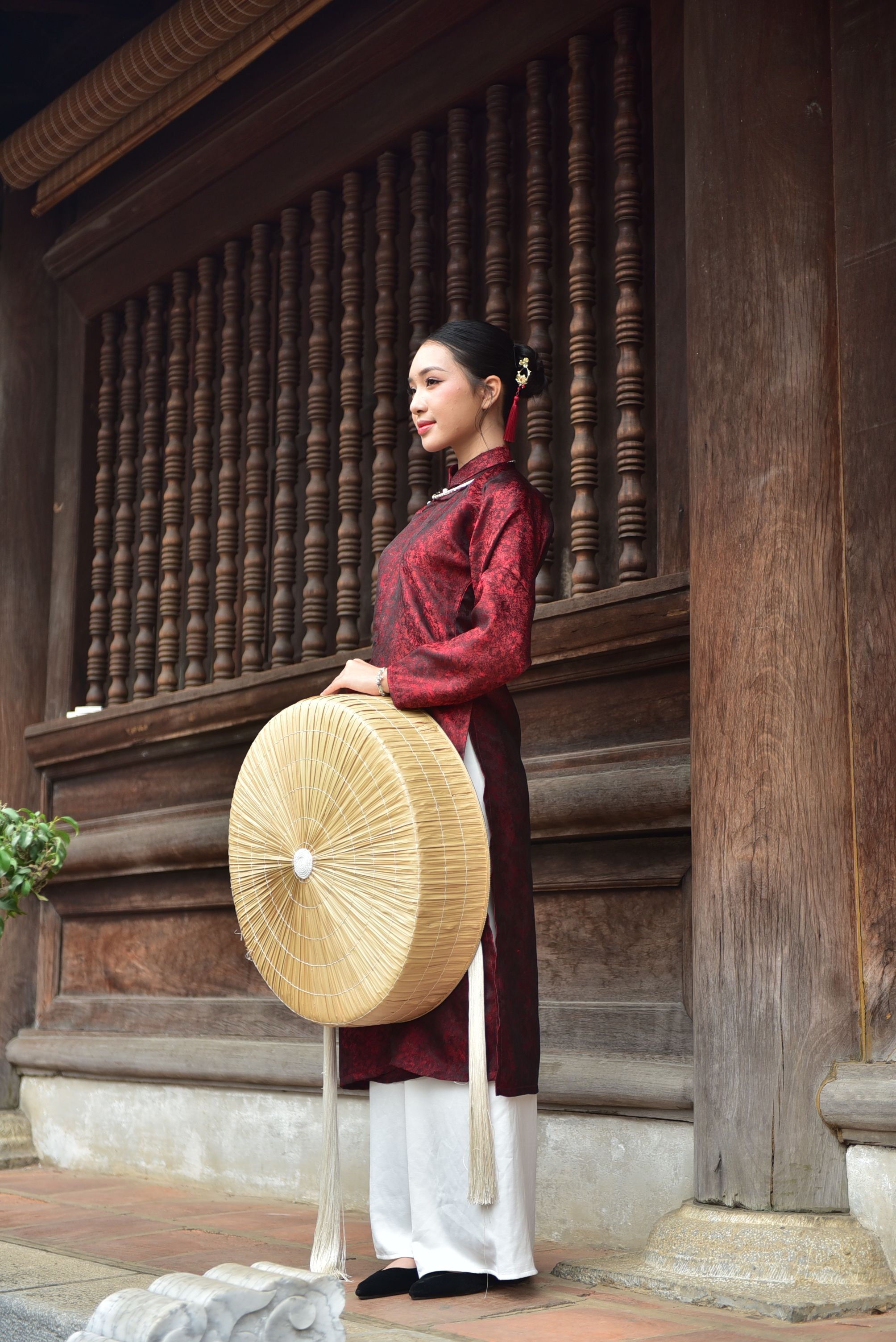 Traditional Vietnamese Attire with Reed Hat · Free Stock Photo