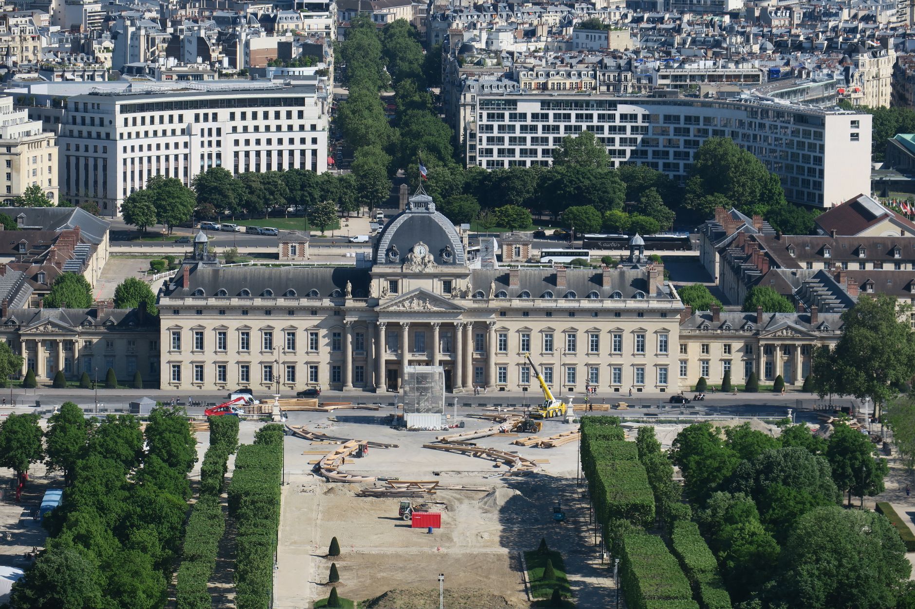 Après un été caniculaire, l’État supprime 80 % du plan d’adaptation des écoles à la chaleur