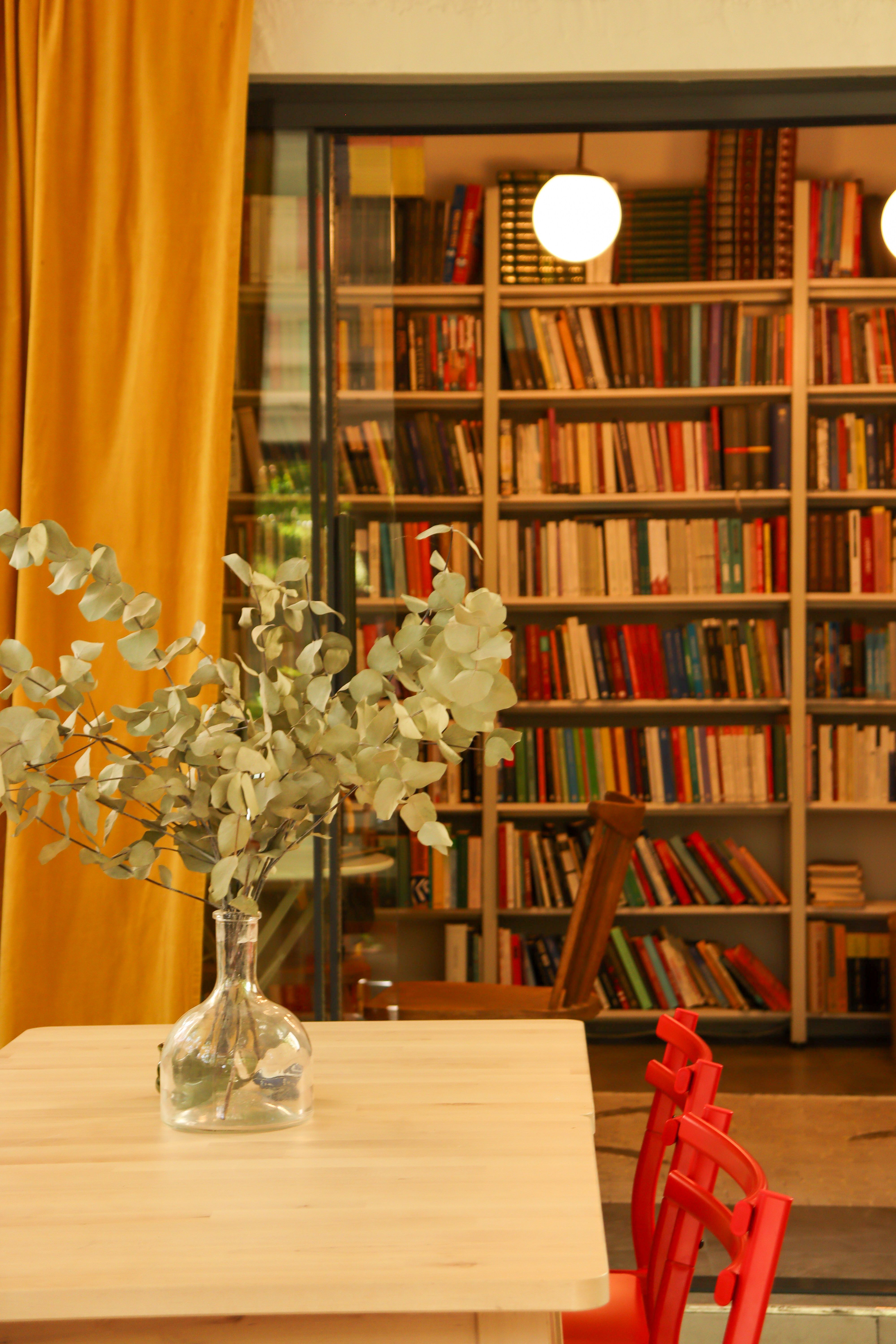 Cozy Indoor Library with Modern Decor and Books · Free Stock Photo