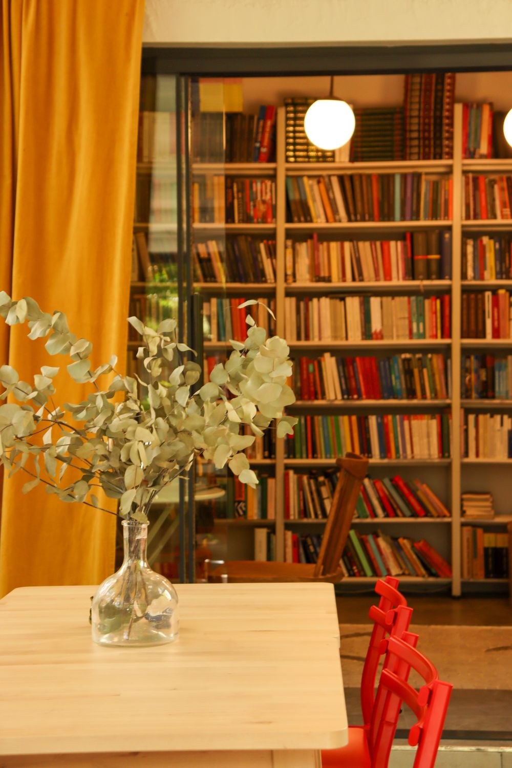 Cozy Indoor Library with Modern Decor and Books · Free Stock Photo