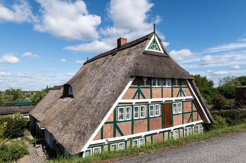 Free Picturesque half-timbered house with a thatched roof in Hamburg, showcasing traditional architecture. Stock Photo