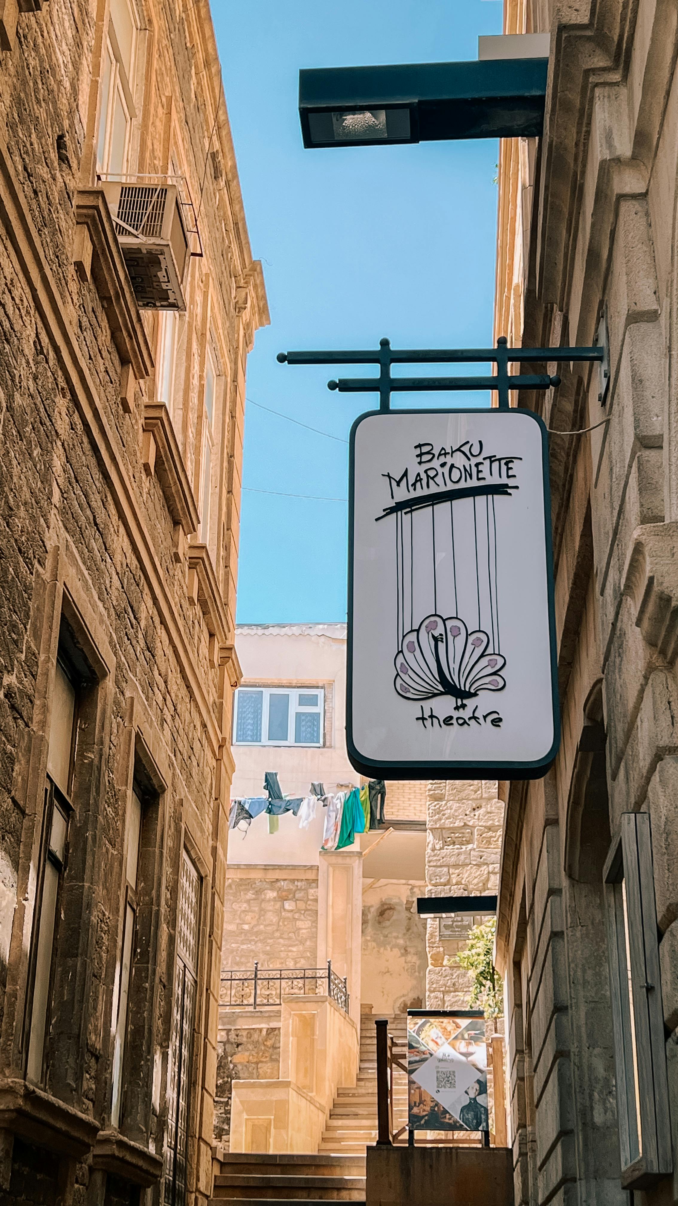 Ücretsiz Tarihi bir sokaktaki Bakü Kukla Tiyatrosu tabelasının sokak görünümü. Stok Fotoğraflar