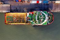 雅加达港口一艘彩色货船的俯视图，展现了物流与运输的场景