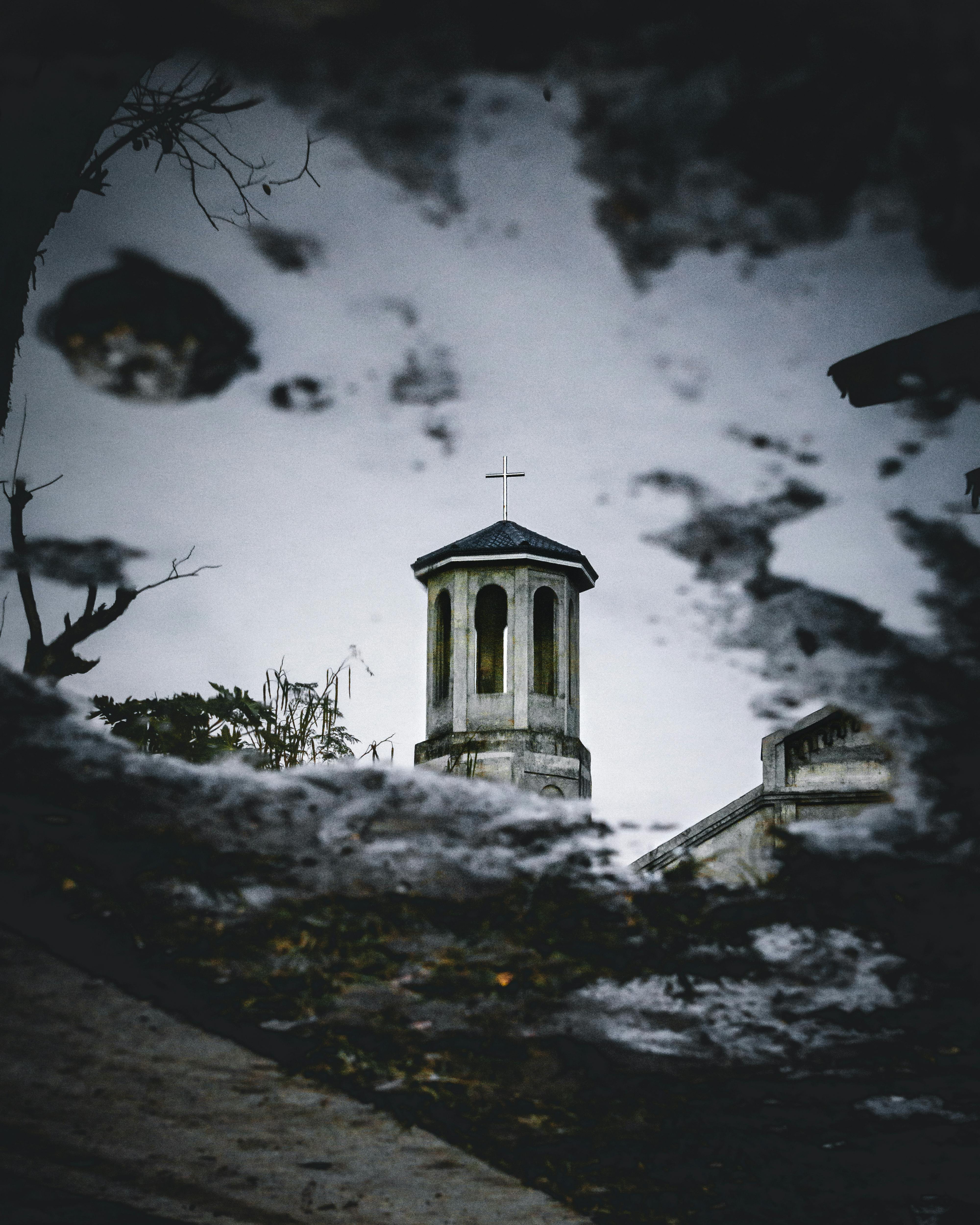 雨水坑中教堂塔楼的倒影忧郁而独特