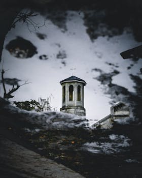 雨水坑中教堂塔楼的倒影忧郁而独特