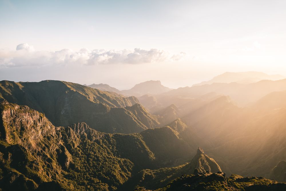 Răsărit spectaculos deasupra munților din Madeira