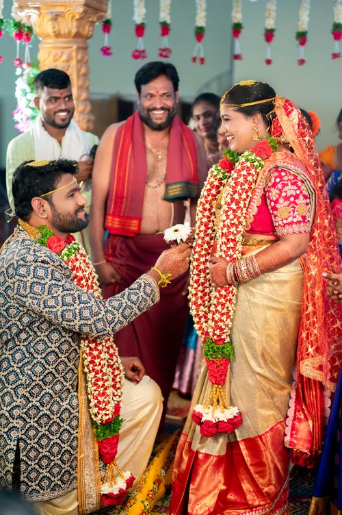 Free Joyful Indian wedding ceremony with a couple exchanging garlands, surrounded by friends and family. Stock Photo