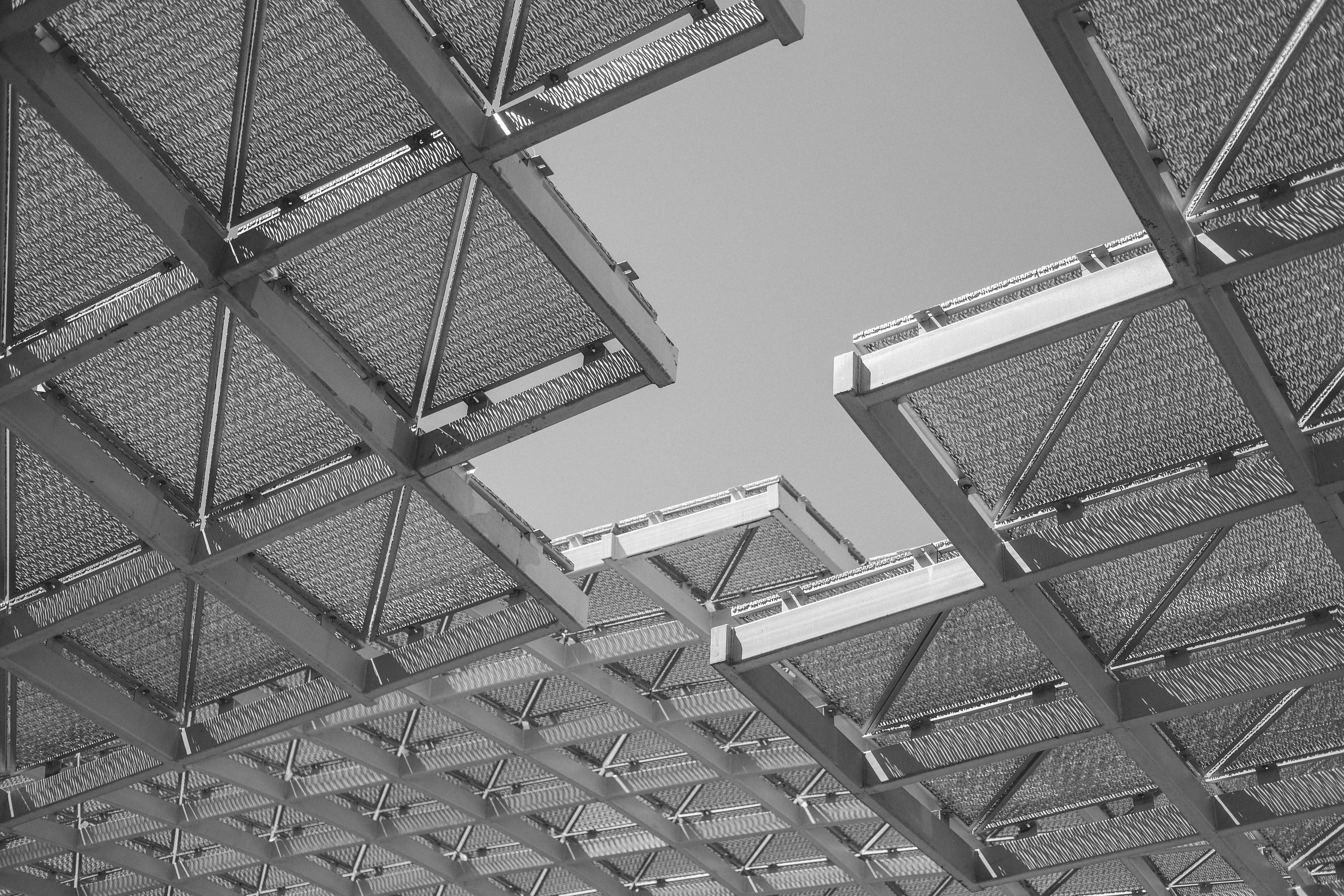 De franc Vista abstracta d'una estructura arquitectònica moderna a Rabat, Marroc, que mostra patrons geomètrics. Foto d'estoc