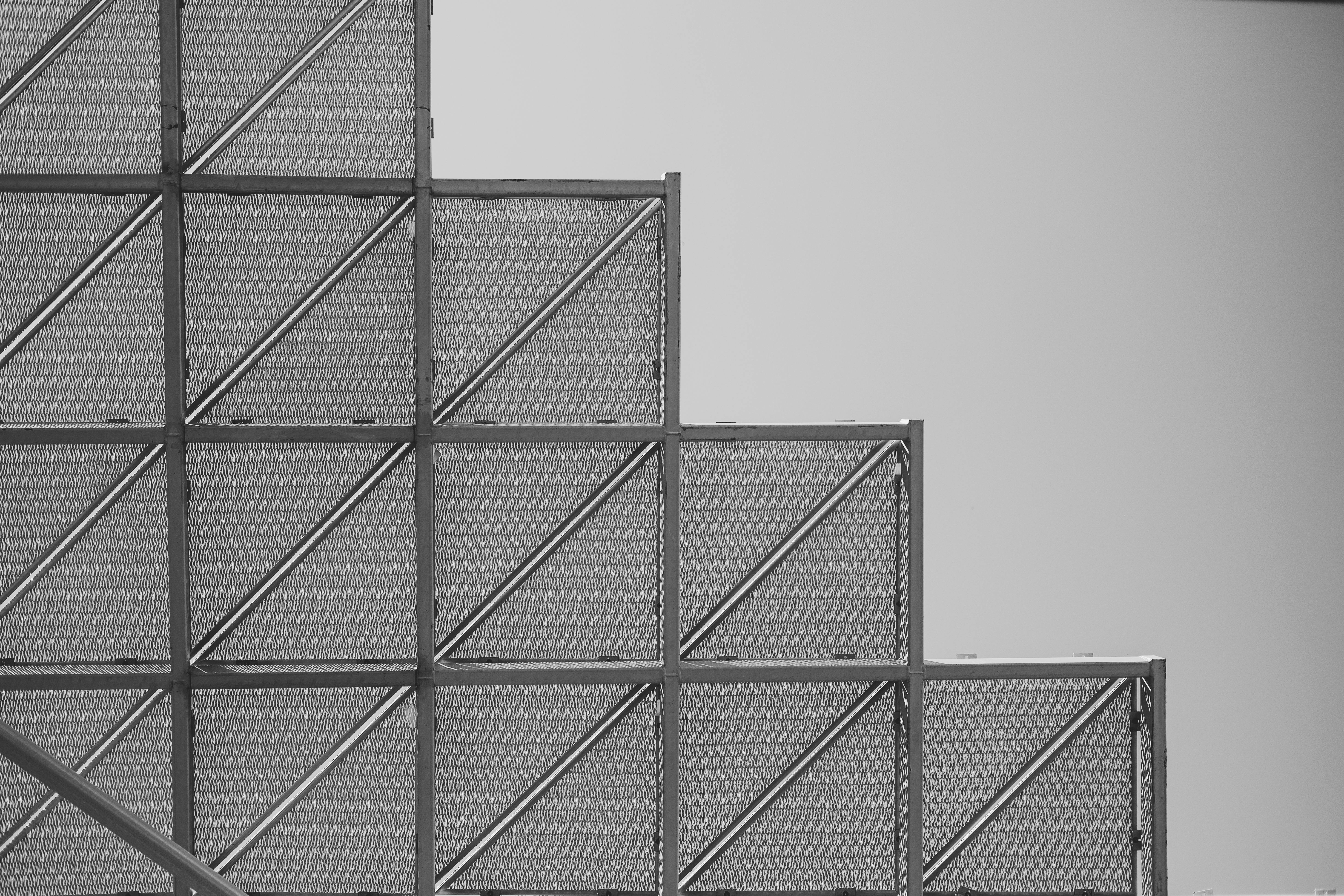 Bezpłatne Minimalistyczny detal architektoniczny metalowej konstrukcji w Rabacie w Maroku. Zdjęcie z galerii