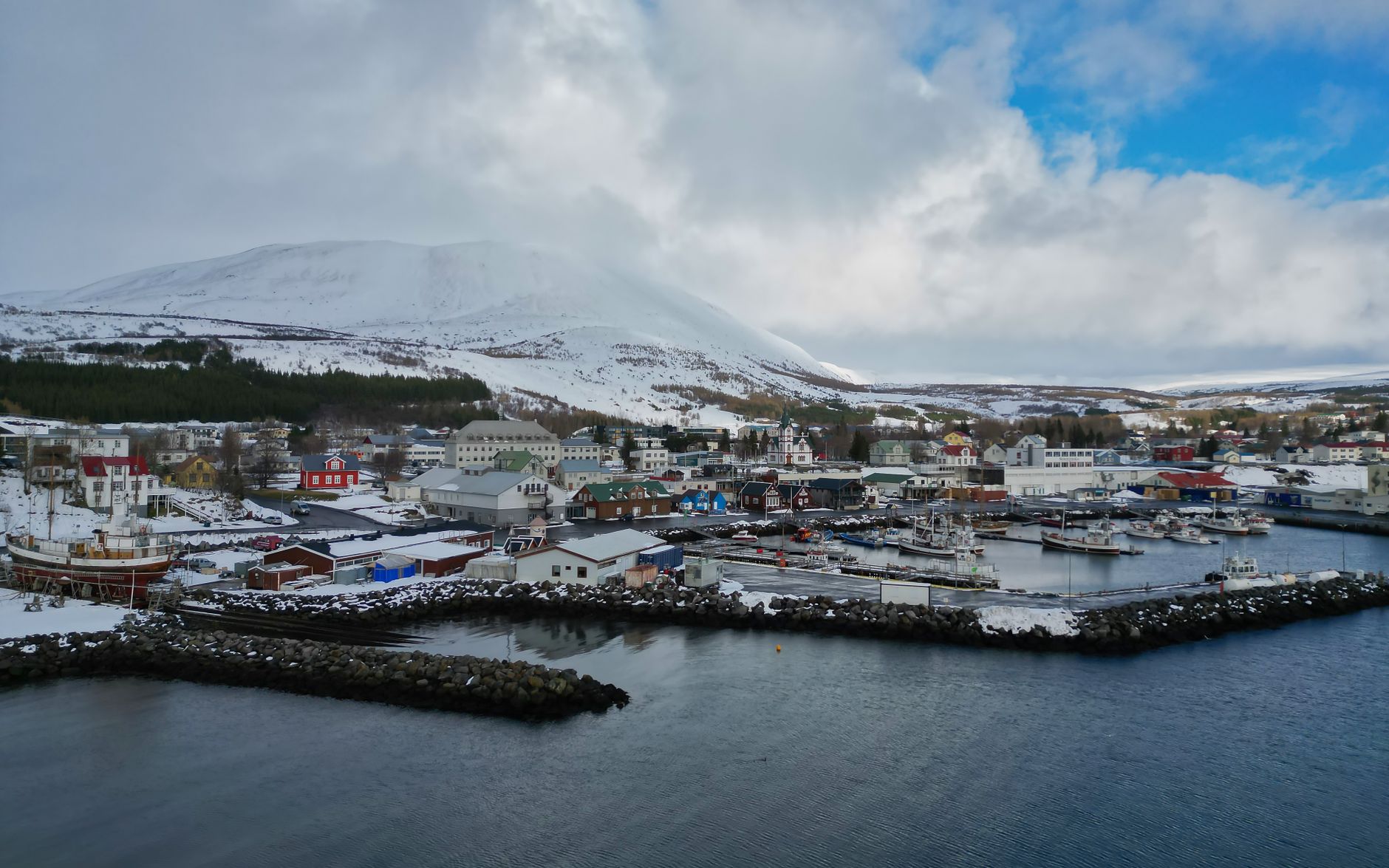 Panduan Lengkap Akureyri, Islandia: Kota Utara dengan Kolam Geothermal & Aurora