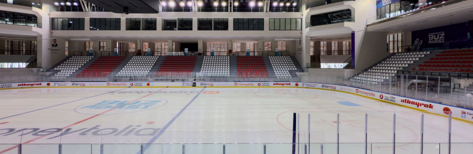 A spacious, indoor ice rink in İstanbul, Türkiye, ideal for sports events.