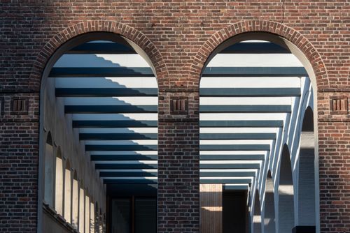 Free Elegant brick arches casting intricate shadows in a modern architectural design. Stock Photo