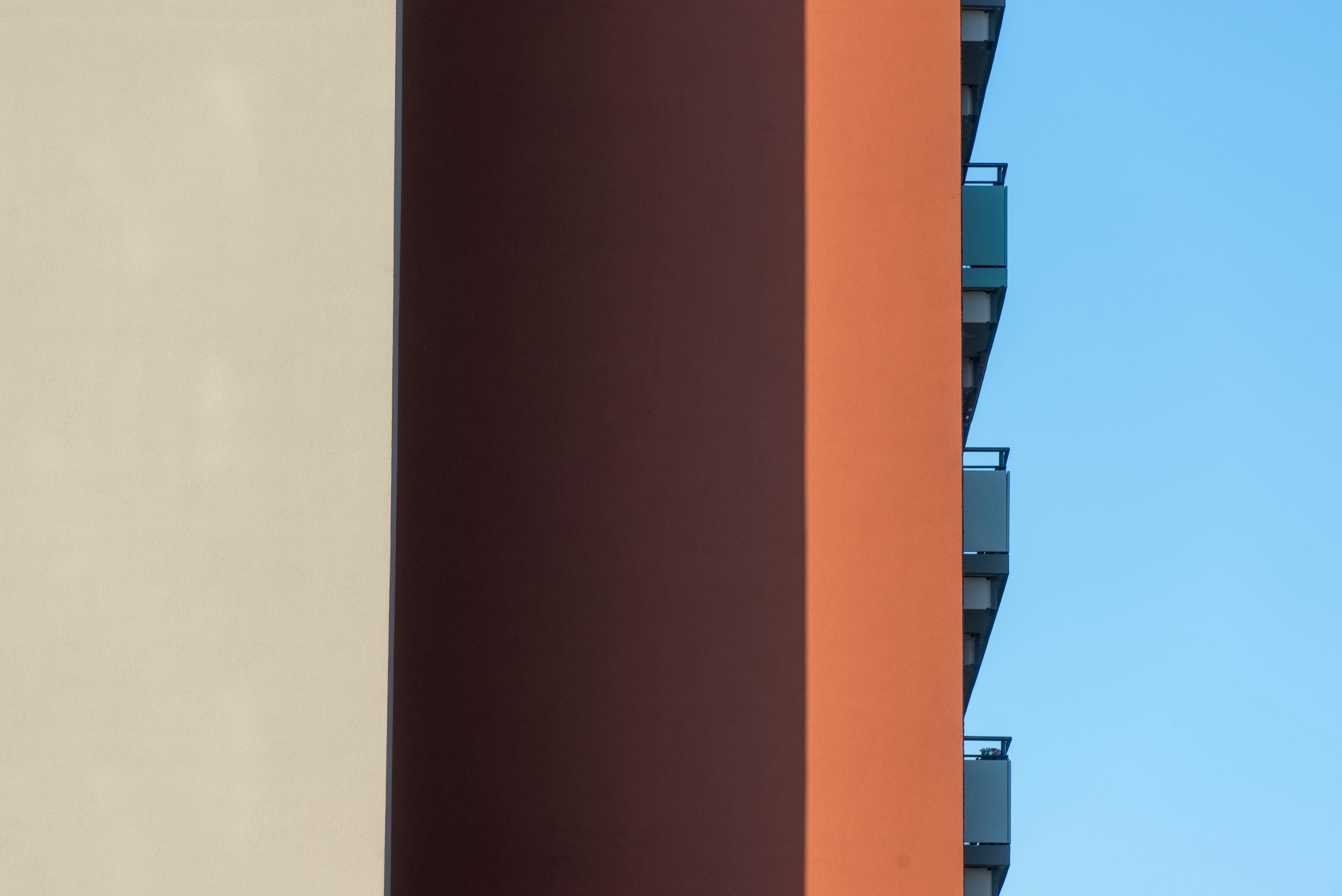Gratis Fachada De Edificio Moderno Con Colores Vibrantes Foto de stock
