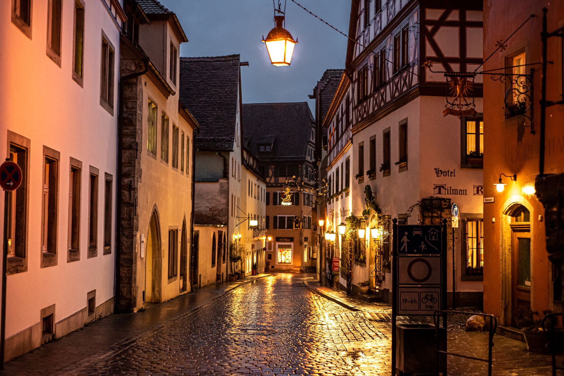Plakate an jeder Laterne