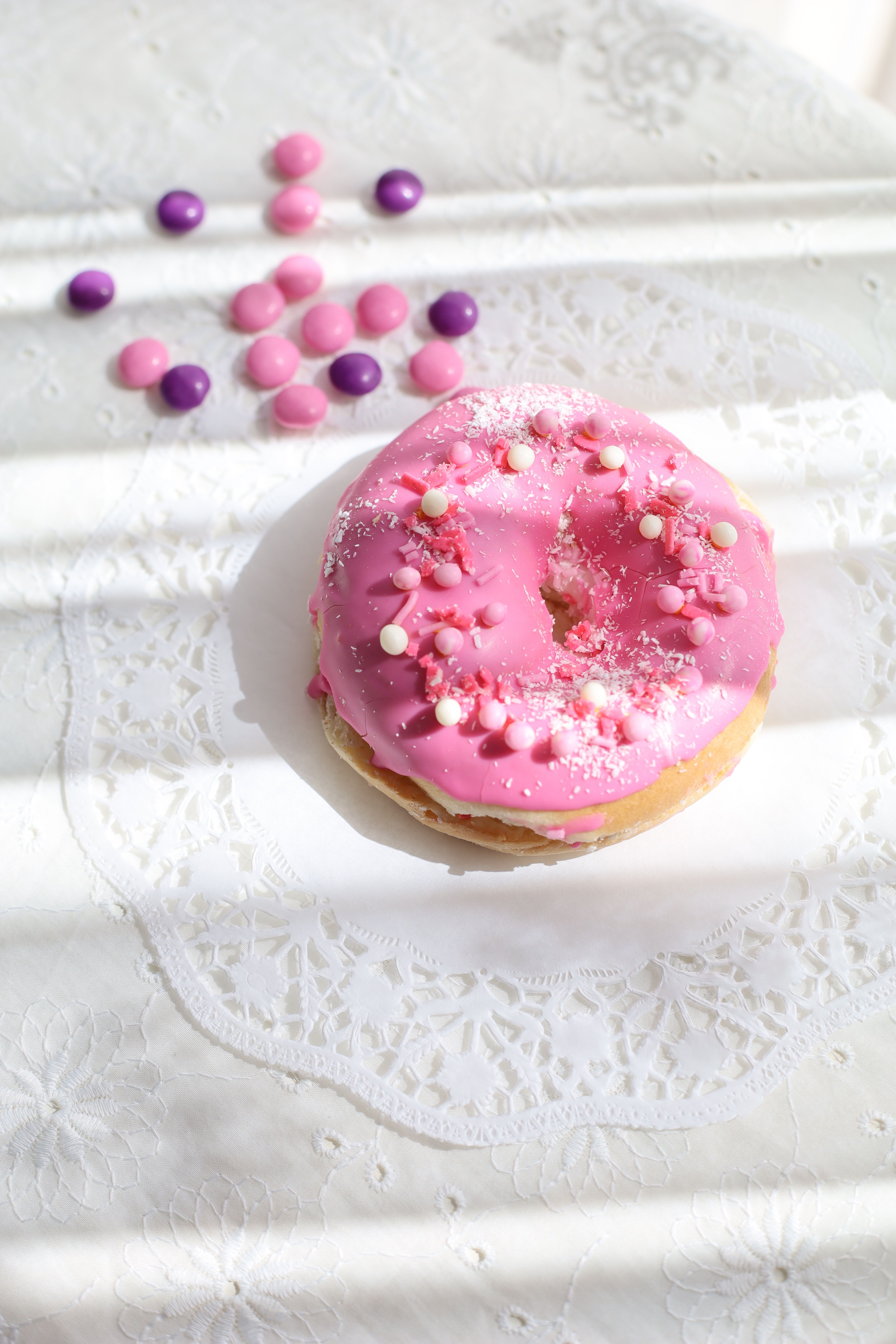 Dona Glaseada Rosa Con Caramelos De Colores Sobre Un Tapete · Foto de ...