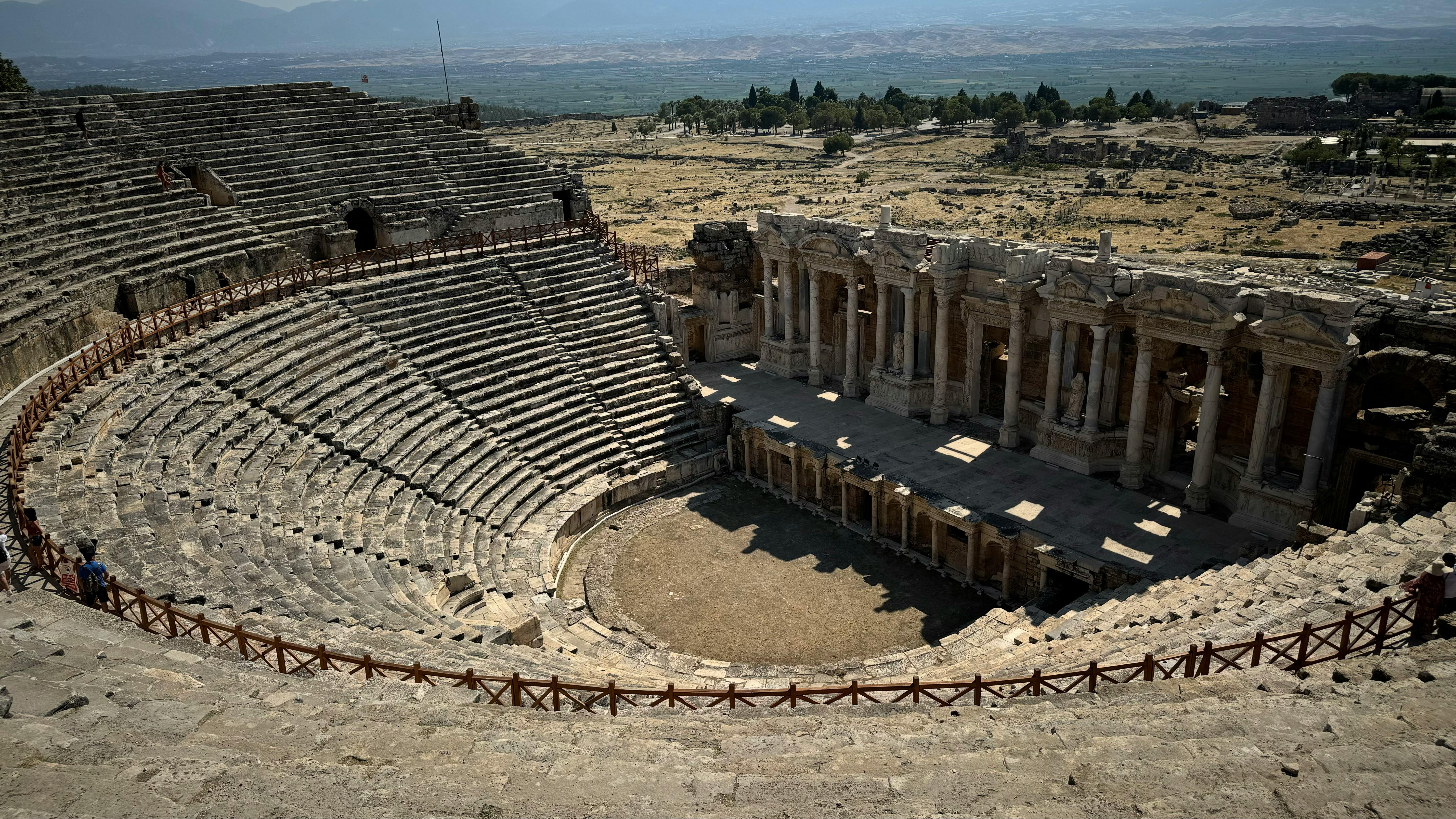 Gratuit Vedere maiestuoasă a teatrului roman antic din Hierapolis, cu vedere la vaste peisaje turcești. Fotografie de stoc