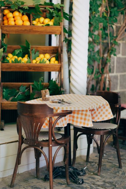 Charming outdoor café table setting with citrus display in Diyarbakır, Türkiye.